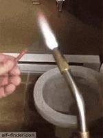 Un intellectuel s'amuse avec un pétard