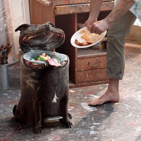 Une poubelle qui a du chien