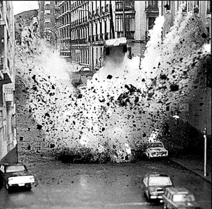 Ce jour-là, le 20 décembre 1973, le Premier ministre fasciste espagnol, choisi comme successeur du dictateur Francisco Franco, Luis Carrero Blanco, a été assassiné à Madrid.
Les séparatistes basques de l’ETA avaient passé cinq mois à creuser un tunnel sous une route qu’il descendait pour assister à la messe. Ils ont ensuite fait exploser une bombe alors qu’il roulait, projetant sa voiture à 20 mètres dans les airs et au-dessus d’un bâtiment de cinq étages, ce qui a valu à Carrero Blanco le surnom de « premier astronaute espagnol ».
Son successeur a été incapable de maintenir ensemble les différentes factions du gouvernement, et donc cette action a été créditée par certains pour avoir aidé à accélérer la restauration de la démocratie après la mort de Franco.
On suppose que la photo fut prise par l'ETA, puis transmises discrètement et anonymement aux organes de presse. En fait, l'origine du photographe reste toujours un mystère.