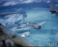 Escadrille de Douglas SBD Dauntless à Midway.