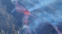 Un bloc de lave géant transporté par une rivière de lave