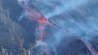 Un bloc de lave géant transporté par une rivière de lave