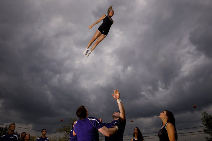 La cheerleader des Baltimore Ravens vole dans les airs pendant l'entraînement de pom-pom girl de Deep Creek dans le Maryland. Des centaines de concurrentes s’affrontent pendant trois jours intenses dans l’espoir d’intégrer l’équipe.