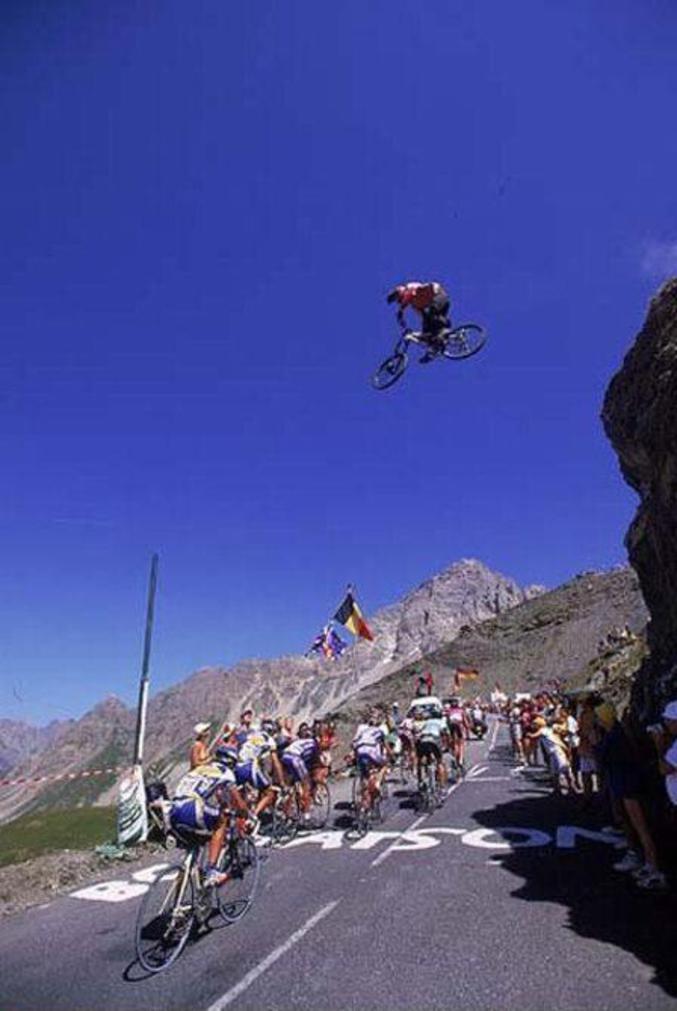 Un homme fait le grand saut par dessus le peloton.