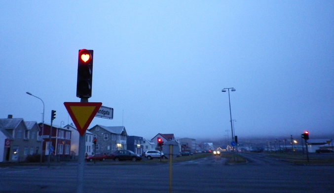et au feu vert il y a quoi? 
(lieu: Akureyri, Islande)