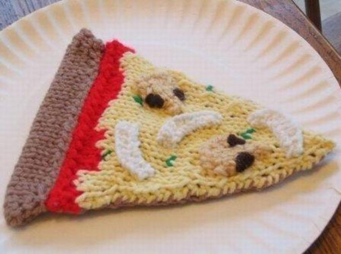 Une part de pizza en tricot.