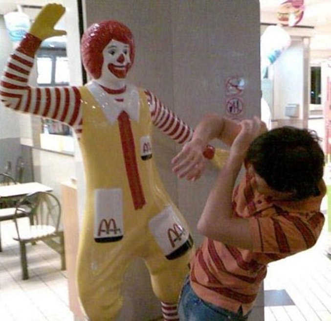 Ronald en train de punir un enfant.