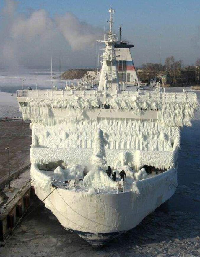 Un bateau complètement gelé.
