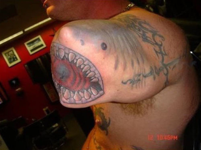 Un tatouage de requin sur un bras...