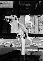 1955, une femme fait de la corde à sauter sur une poutrelle au-dessus d'une rue de Chicago