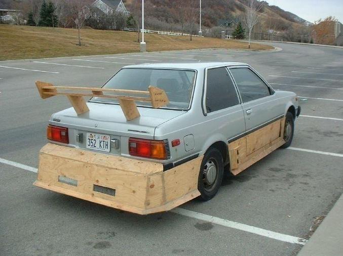 Une magnifique voiture avec bas de caisse et spoiler en bois