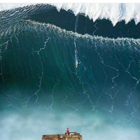 Pendant ce temps, à Nazaré, Portugal...