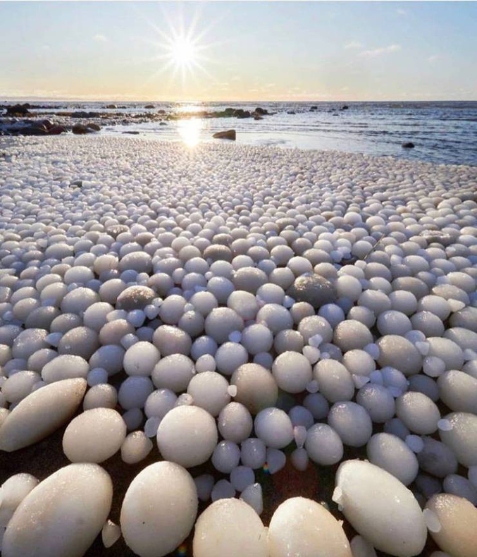 Les "œufs de glace" se produisent en Finlande du Nord lorsque la glace est roulée par le vent et l'eau 