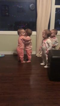 Séance câlins chez des quadruplets