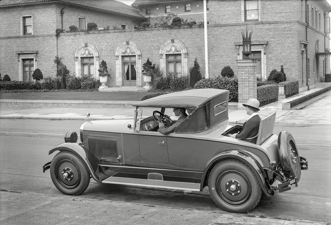 ...ils conduisaient certaines automobiles avec un "rumble seat" ou "place de la belle-mère". C'était un coffre arrière qui s'ouvrait et dégageait une, voire deux places assises.