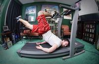 "Baisse la tête, t'auras l'air d'un coureur !"