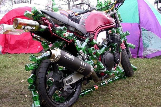 Une moto qui sert de poubelle à bouteilles vides.