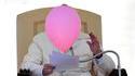 Un ballon passe devant le pape