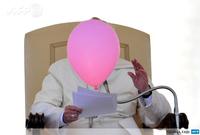 Un ballon passe devant le pape