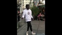 Le danseur Salif Lasource fait un joli moonwalk dans les rues de Paris.