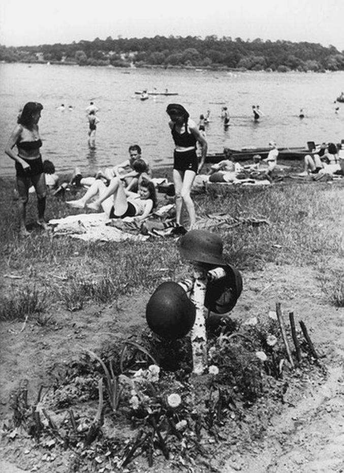 Une tombe allemande (de trois soldats ?) sur le bord d'une rivière. Allemagne, fin des années quarante.