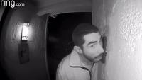 La caméra de porte a filmé un inconnu léchant la sonnette pendant trois heures 