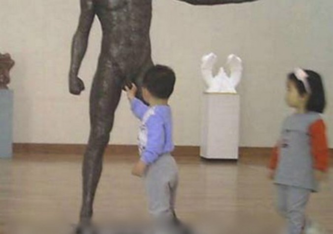 Un garçon qui découvre l'anatomie humaine masculine.