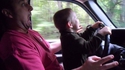 Regarde papa, je conduis!