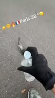 Quelquechose de minuscule au milieu de la ville 