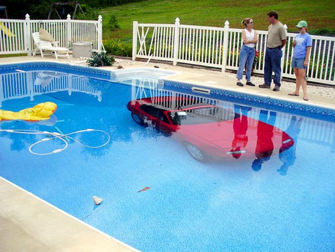 Un homme riche qui décore sa piscine.