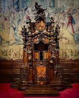 XVIème siècle : Un confessionnal baroque-rococo, oeuvre d'un ébéniste de grand talent