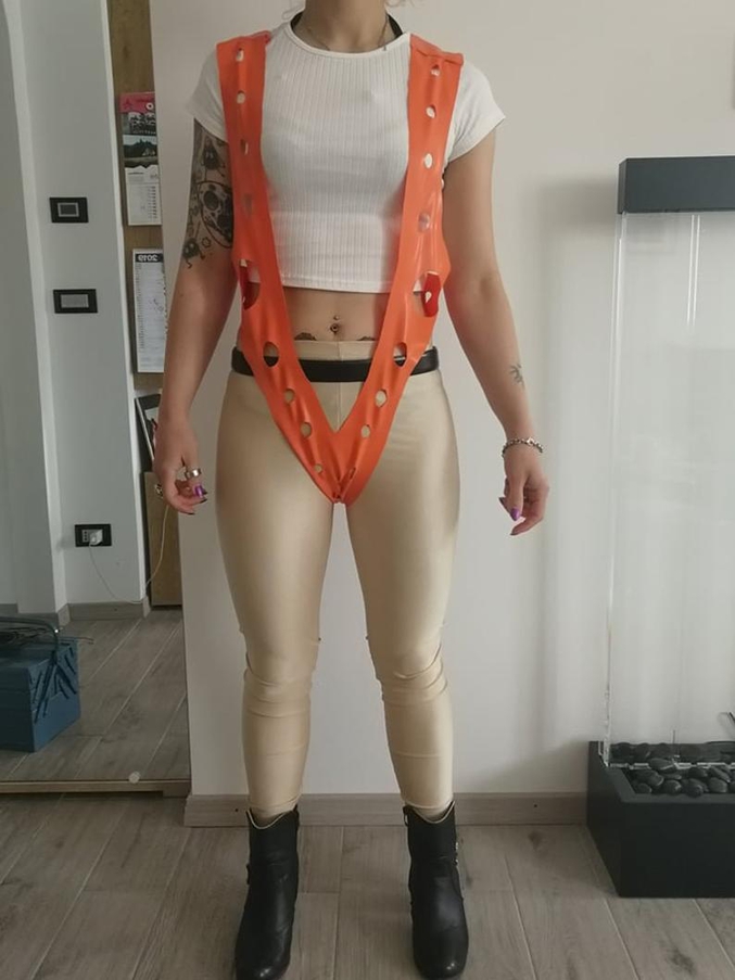 "Leeloo Dallas tailleur de caractère du film The Fifth Element, fait à la main en latex orange et adapté à une taille M (hauteur recommandée 160 cm)., ..."
Pour la modique somme de 45€

