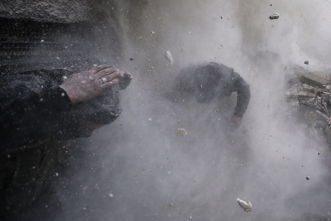Le photographe serbe Goran Tomasevic de l’agence Reuters a remporté le premier prix du concours World Press dans la catégorie News avec ce cliché de combattants rebelles syriens photographiés en train de se mettre à couvert au milieu des débris lors d’affrontements avec l’armée syrienne, le 13 janvier 2013. Ce concours est considéré comme le plus important concours de photos de presse du monde.