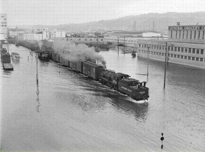 Un train circulant après une inondation.