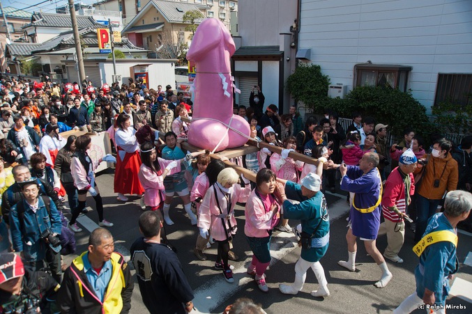 Le Kanamara Matsuri (fête du pénis de fer) est une fête annuelle shinto de la fertilité, qui a lieu à Kawasaki au Japon chaque printemps le premier dimanche d'avril. (Wikipédia)