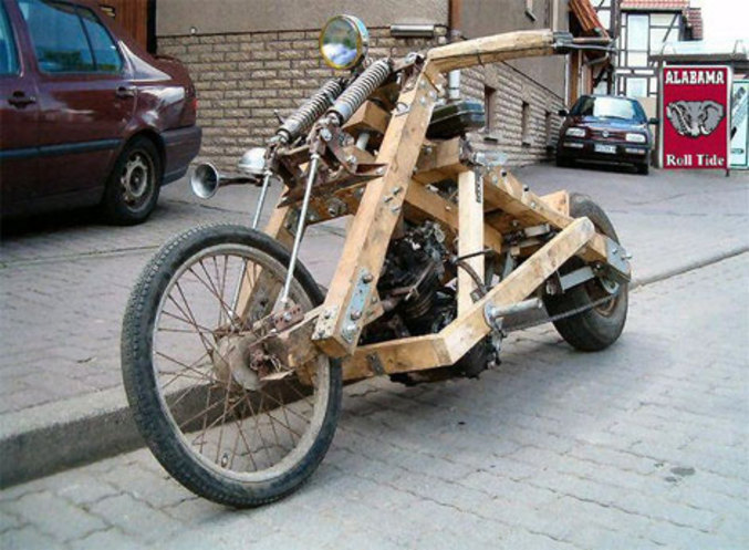 Une moto partiellement réalisée en bois.