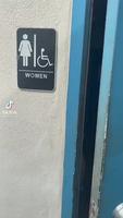 Pendant ce temps la dans les toilettes des femmes 
