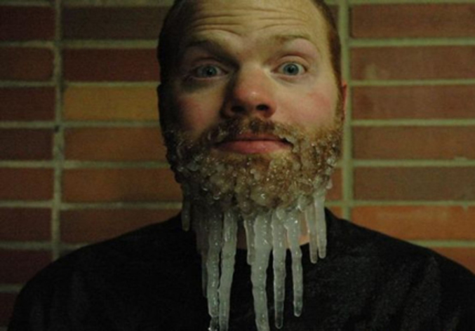 Un homme qui a des stalactites dans la barbe