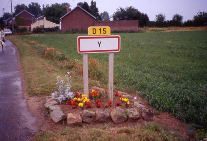 Y est un petit village français, situé dans le département de la Somme et la région de Picardie. Ses habitants sont appelés les Ypsiloniens. Y est jumelé avec le village de Llanfairpwllgwyngyllgogerychwyrndrobwllllantysiliogogogoch (Pays de Galles).