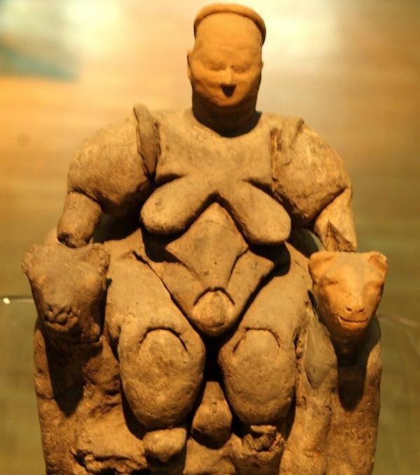 Statuette de femme, pré- ou proto- histoire (musée des civilisations anatoliennes - ankara)
( source photo : https://voyage.gentside.com/ankara/ankara-les-tresors-du-musee-des-civilisations-anatoliennes_diapo1251.html#photo1 )