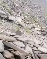 Il descend de la montagne 