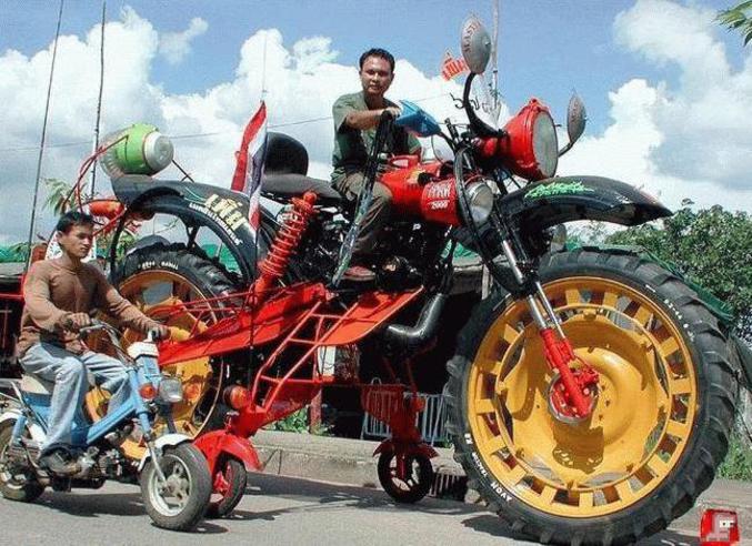 Une moto géante avec des petites roulettes.