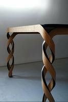 Une table à pieds torsadés