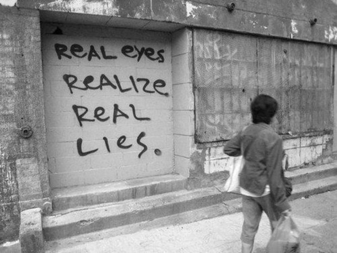 Les vrais yeux réalisent les vrais mensonges. (beaucoup moins bien en français)