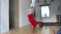 A 5 ans, il fait ses pompes verticalement