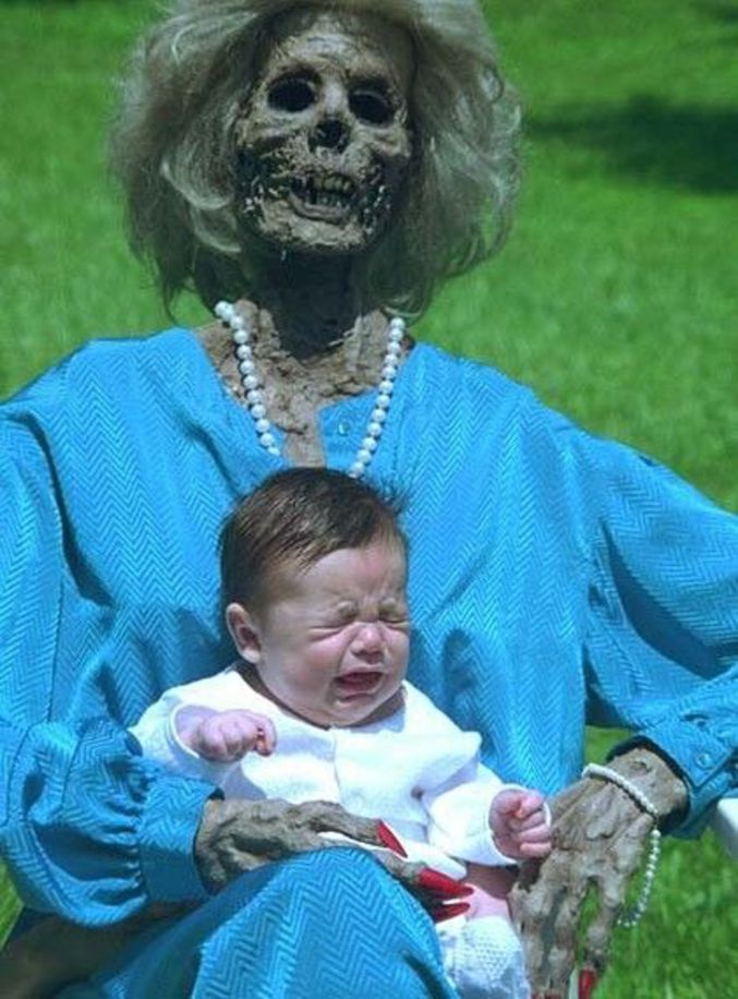 Un bébé n'apprécie pas d'être dans les bras de son arrière arrière grand mère.