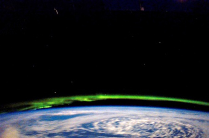 Une aurore boréale vue de l'espace.