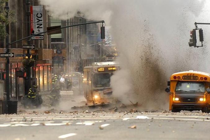 L'explosion de deux conduites de gaz dans le métro New-Yorkais, sous le quartier de Manhattan.