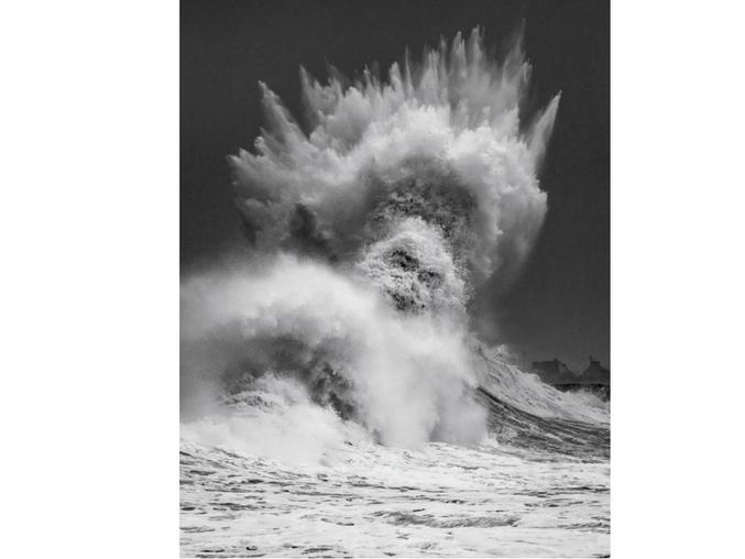 Un visage dans une vague : photo de Mathieu Rivrin chasseur de tempêtes