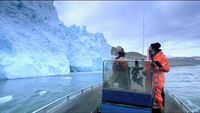 Dangereuse balade en bateau autour de glaciers